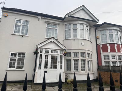  Spacious  rooms  available  in  Barkingside(IG6) Main Photo