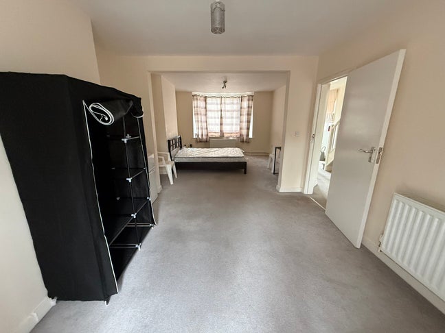 Cowper Road - 3 bedroom house Main Photo