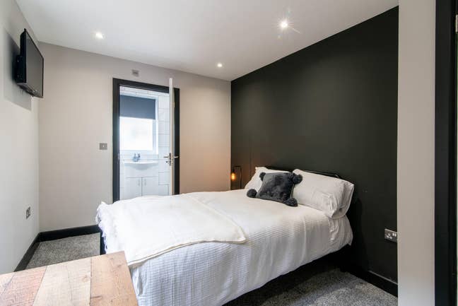 Modern Cozy Attic Room & Ensuite for Rent in NG4 Main Photo