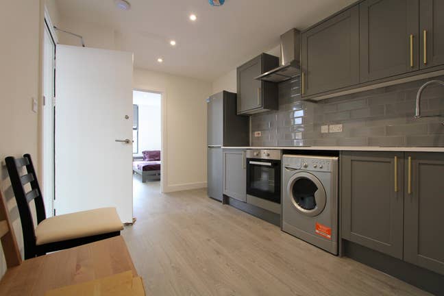 Modern 3-Bed Flat with Huge Balcony Battersea Main Photo
