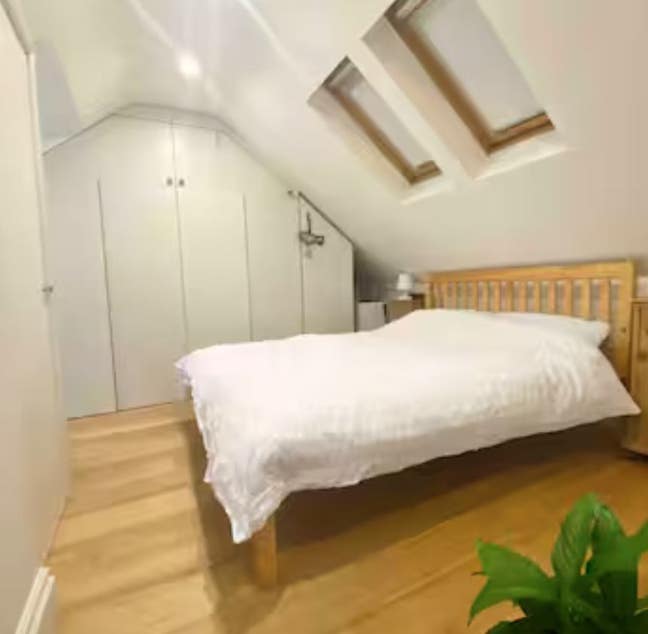 Beautiful bright attic room, central Henley Main Photo