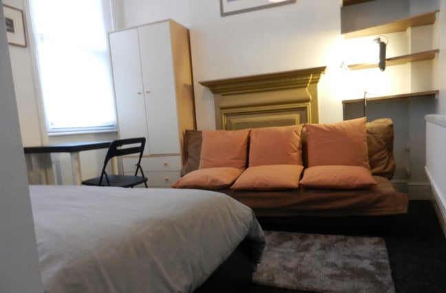 3 Train Stations, Bike Store, Balcony, TV, Clean Main Photo
