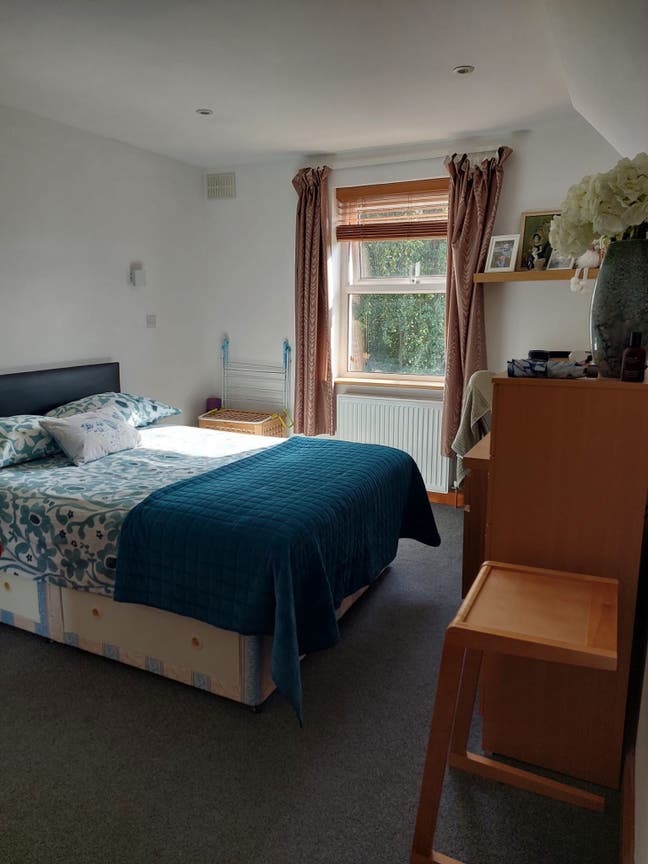 Spacious Room – Quiet Flat, Share Bath with One Main Photo