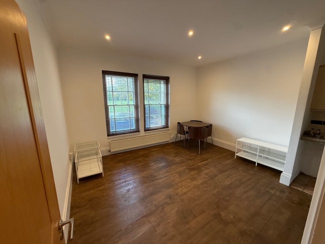 Large 1 Bed Flat with Extra W/C Next to Park  Main Photo