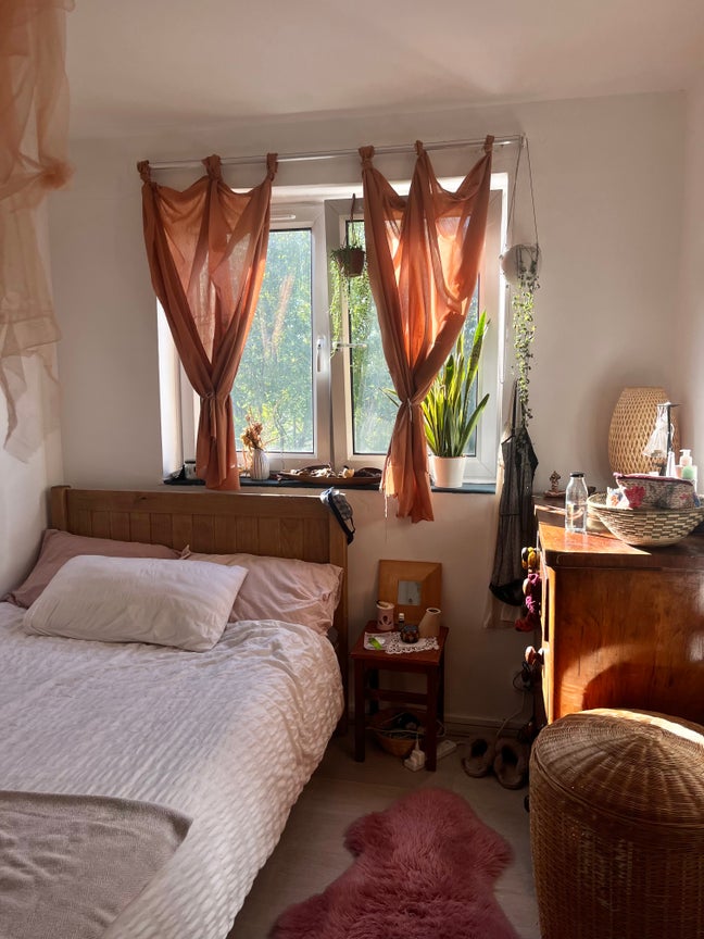 SUBLET: spacious double bedroom in SE Main Photo