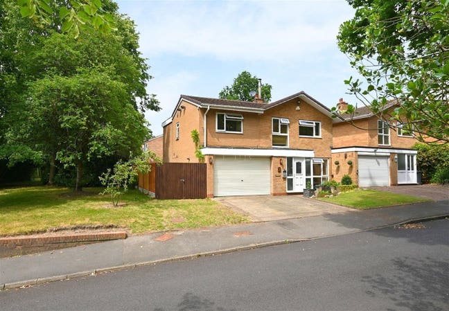 Large Four Bedroom Detached House for Let Main Photo