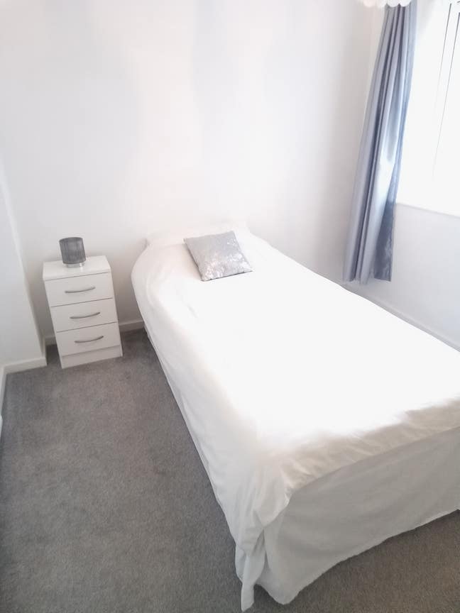 Modern Furnished Room. Monday to Friday only. Main Photo
