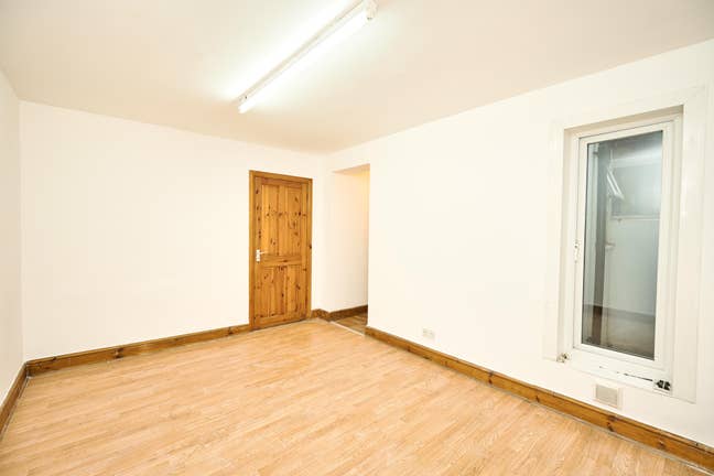 Stunning 3 bed flat short walk from Leyton Station Main Photo