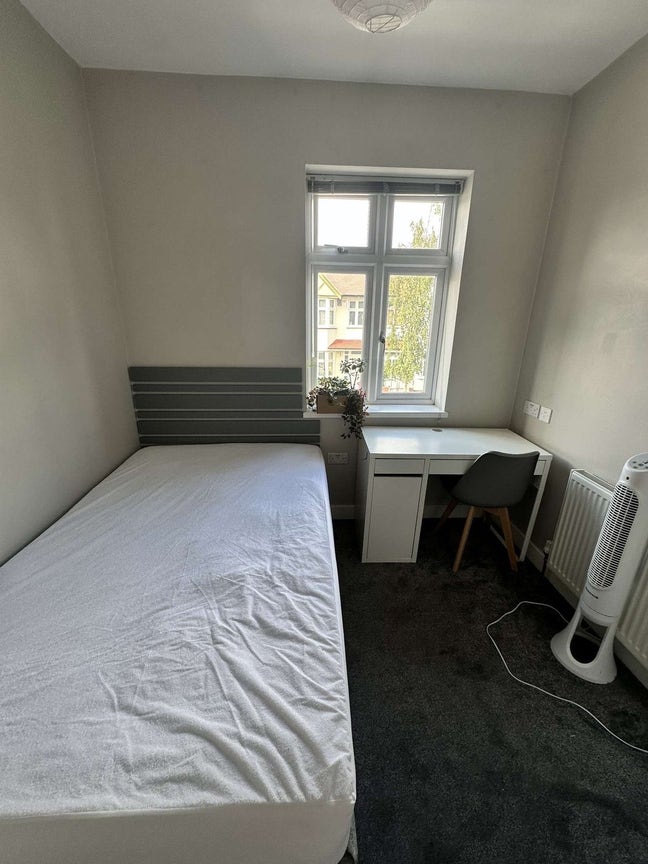 Room available in Brockely, move in end of Oct Main Photo