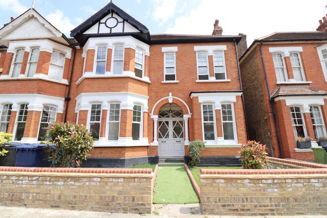 2 Rooms right next to District line in Acton Main Photo