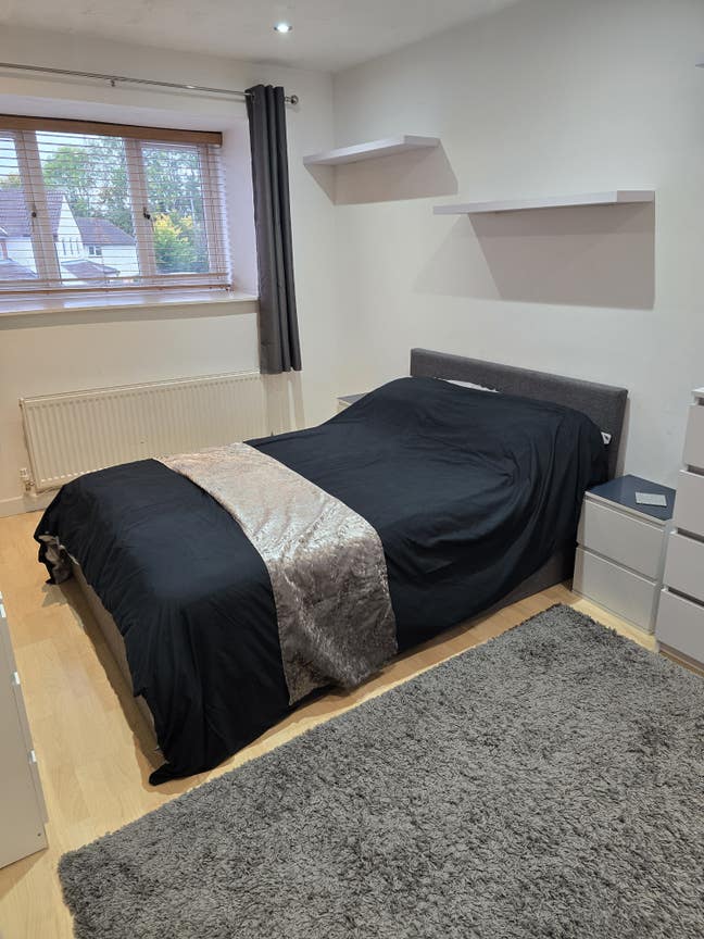 Large modern double room Main Photo