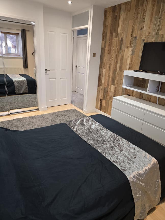 Large modern double room Main Photo