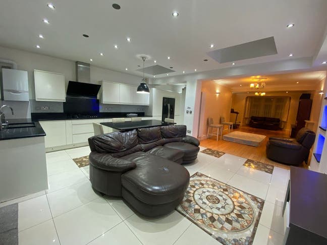 6 Bedroom Property+parking+garden@Gants Hill Main Photo