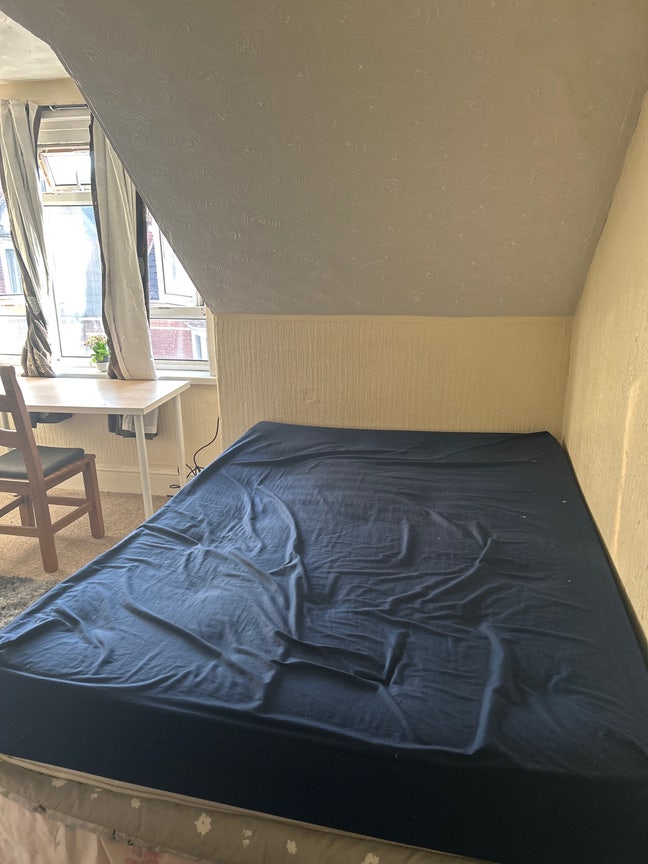 Single room with double bed - Females preferred  Main Photo