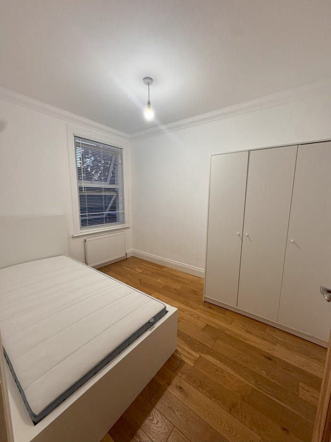 Bright Double Rooms /Live-in Landlord (Churchgate) Main Photo