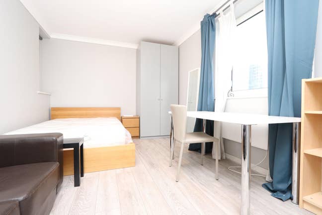 Very very close to Canary Wharf E14 - Riverside Main Photo