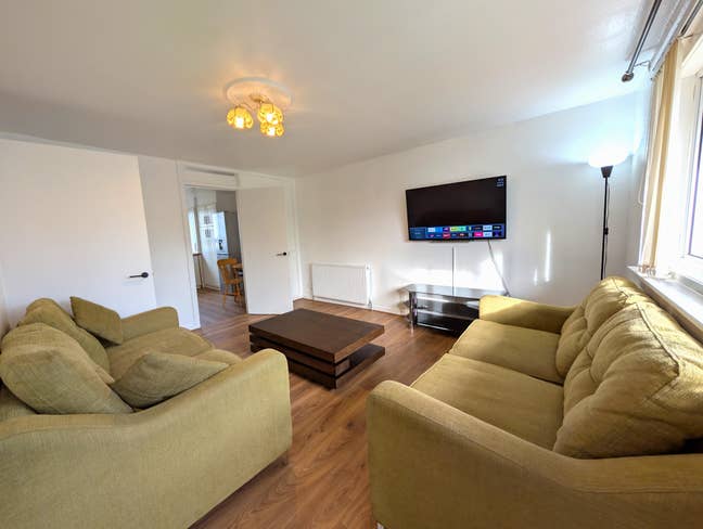 2 Bedroom Flat with Private Parking and Balcony Main Photo