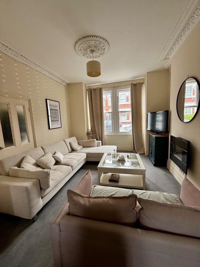 Girls house 🩷 Clapham Junction  Main Photo