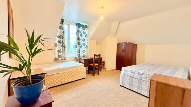 Large Double room available to let - Denham Main Photo