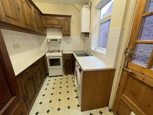 Large room available in tenancy takeover house Main Photo