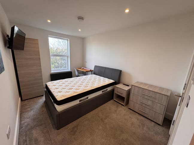 Large double room, close to Capability Gn. Main Photo