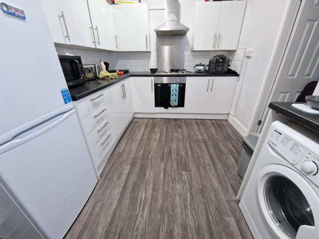 Double + Shower Room - Wifi/Bills/*Cleaner Main Photo
