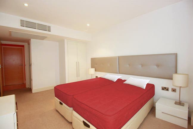 Huge kingsize room with private full bathroom  Main Photo