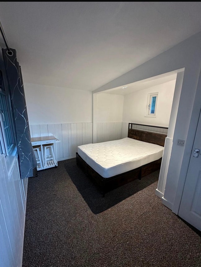 Studio available in Amersham ( HP6 area)  Main Photo
