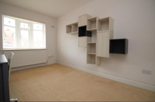  Spacious Double Room Available Main Photo
