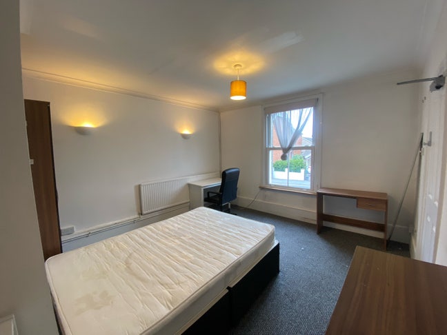 Spacious rooms close to Kent Uni and Town Main Photo