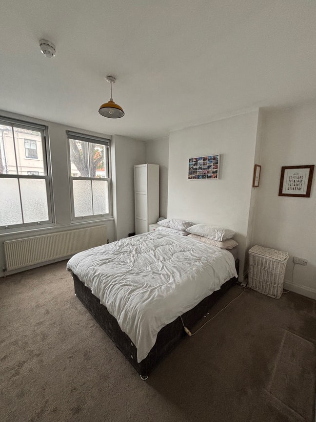 Lovely bright flat with a garden, 5 mins from tube Main Photo