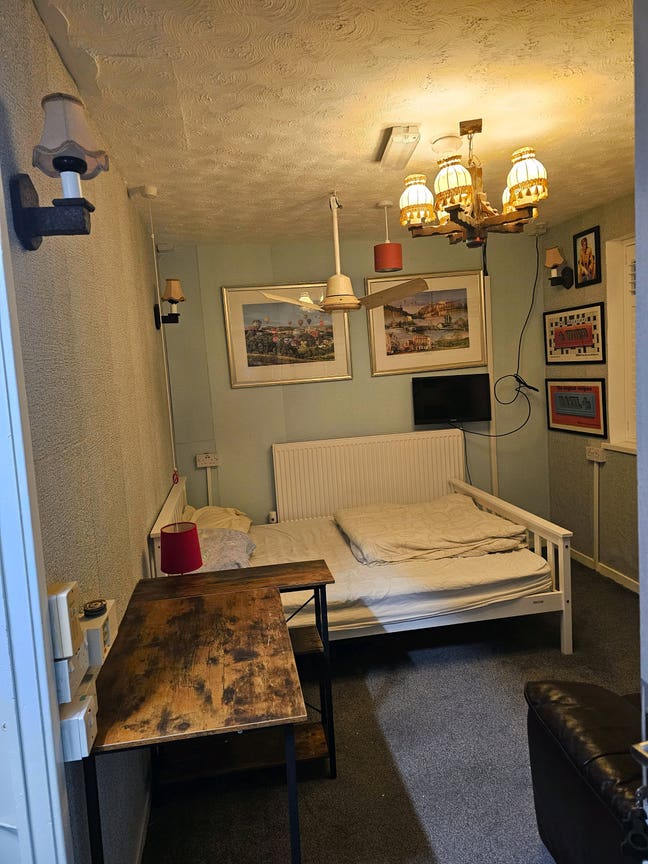 Large room in shared house Main Photo