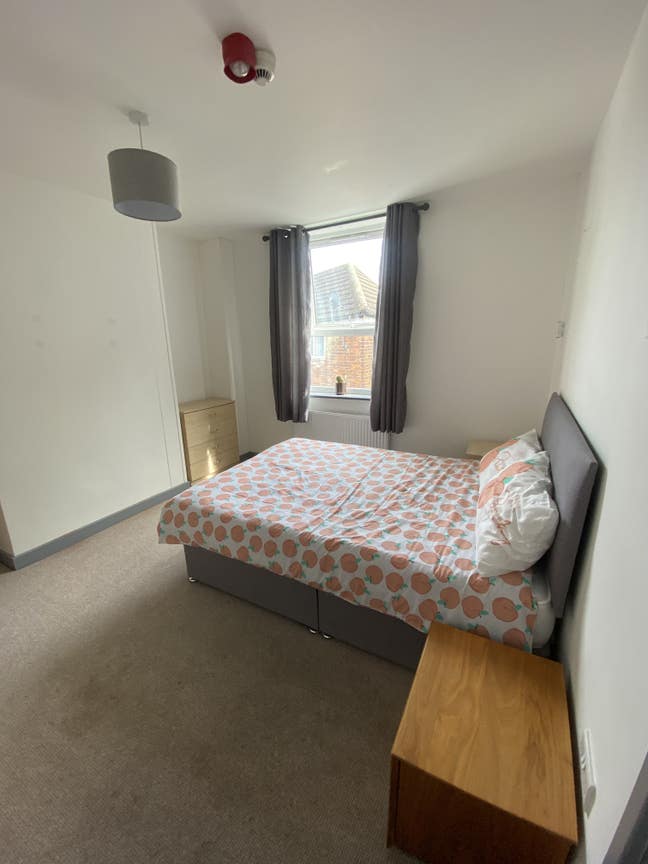 Light,large rooms London road ,fully refurbished Main Photo