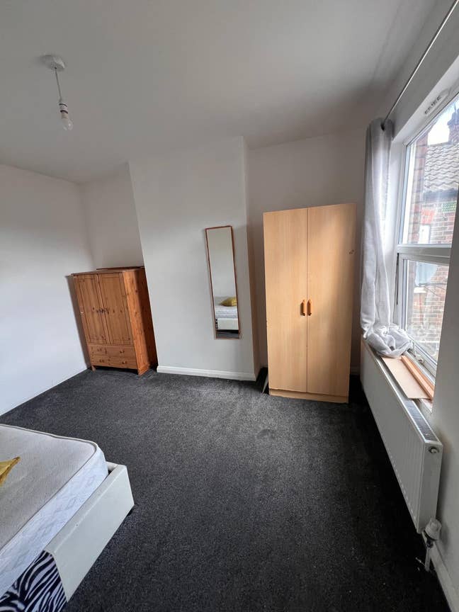 Large Double Room to Let Main Photo