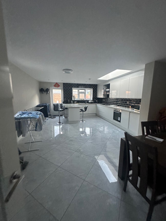 Room available in edmonton Main Photo