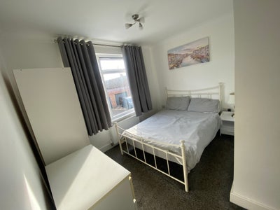 Modern en-suite room close to QE hospital  Main Photo