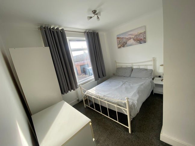 Modern en-suite room close to QE hospital  Main Photo
