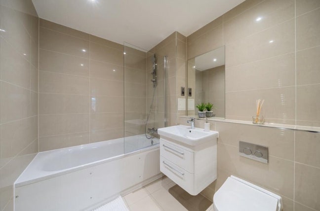 Modern Double Bed with Ensuite! Main Photo