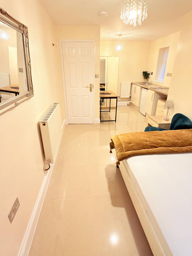 Bedsit / Studio to let - Three Bridges Main Photo