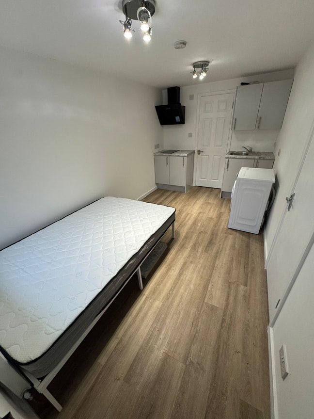 1 single bed studio bills included Main Photo