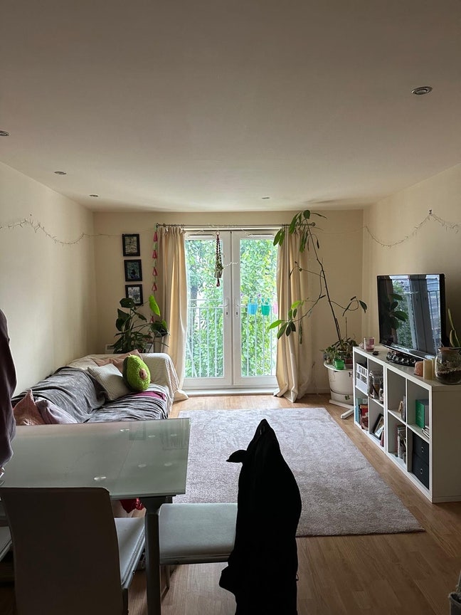1 Room in 2 bedroom flat - Exchange Quay Main Photo