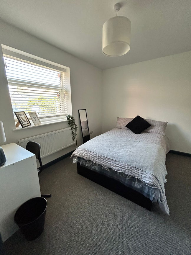 Newly renovated bungalow double rooms for Students Main Photo