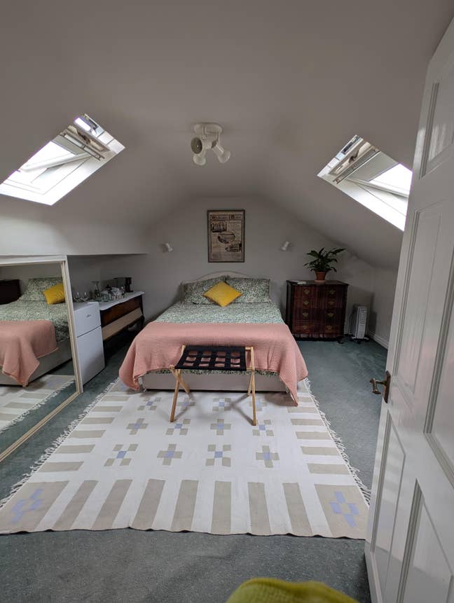Large, private loft bedroom  Main Photo