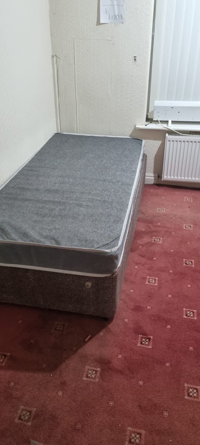 Room available in a house  Main Photo