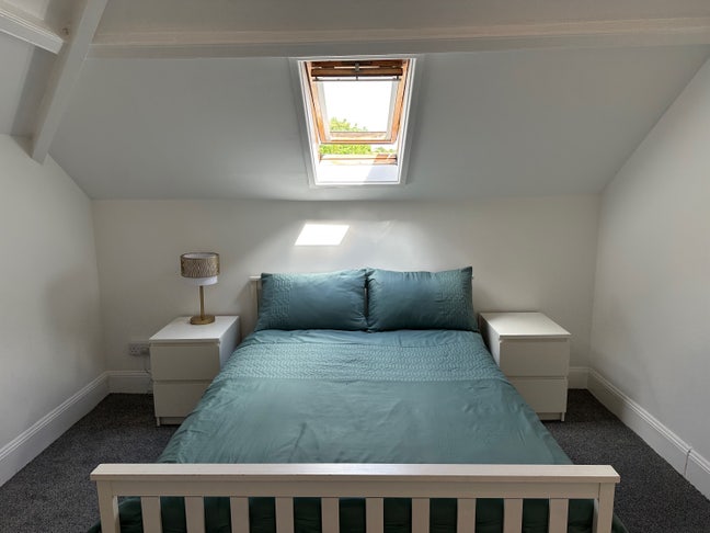 Double Room to Let in family home Main Photo