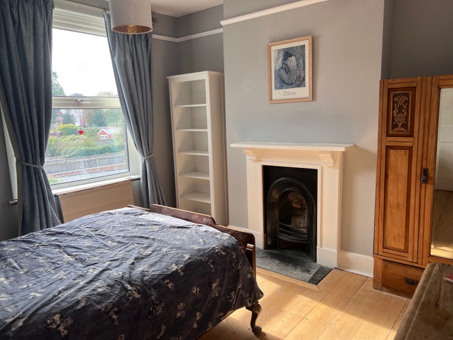 Large sunny double room in family house  Main Photo