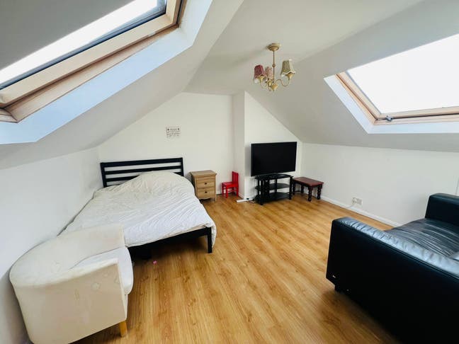 2 double rooms sharing one bathroom  Main Photo