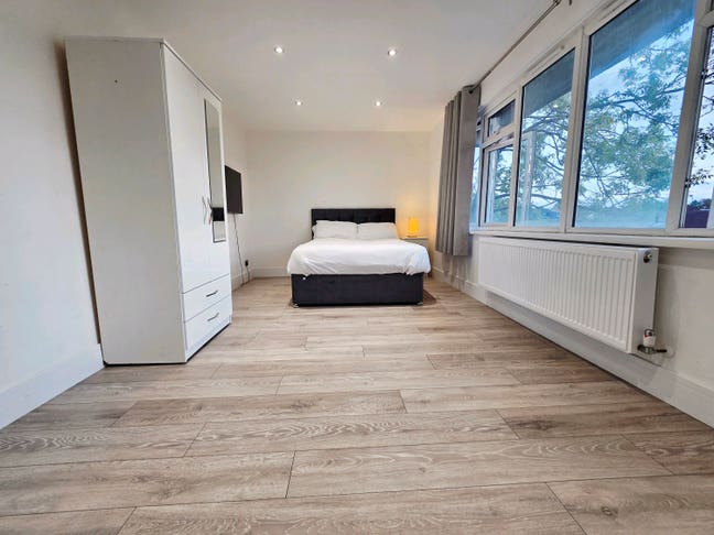✨ Spacious Double Room Newly Refurbished in Sutton Main Photo
