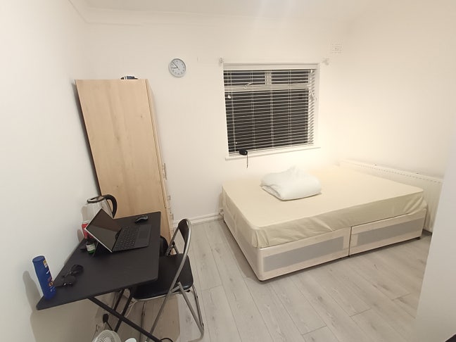 En-Suite Room Available – Greenford Broadway Main Photo