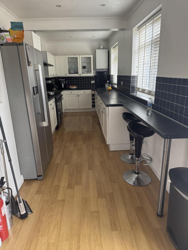 Room to let in a spacious clean house. Main Photo